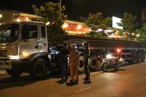 Lập biên bản, buộc xuống hàng hóa đối với 2 xe chở cọc sắt quá khổ