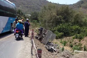 Quẹt xe khách, xe tải lăn kềnh xuống vệ đường