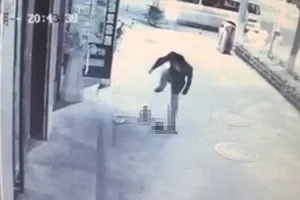 Bé trai 3 tuổi bị giẫm đạp liên tiếp ngay trên phố