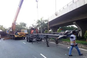 ​Xe đầu kéo lại rơi thùng container ở cua 'tử thần' trên cầu Phú Mỹ