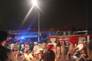 Cháy ki-ốt sát trạm xăng dầu, hàng trăm người tháo chạy