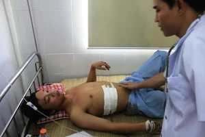 Hành khách nồng nặc rượu đâm thấu bụng nhân viên xe buýt