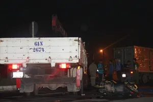 Va chạm giao thông ngã xuống đường, bị xe tải tông chết