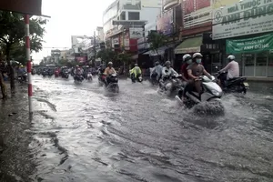 Mưa nửa giờ, đường ngoại ô TP.HCM ngập nửa mét