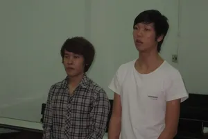 Hai thanh niên lập mưu 'cuỗm' iphone 5S của cô bạn gái