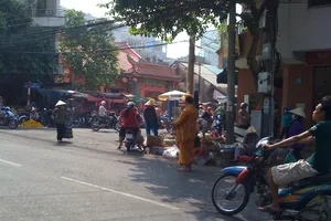 'Sư' giả nhan nhản xuống đường phố Biên Hòa
