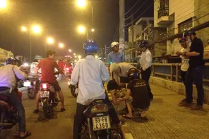 Chóng mặt, người phụ nữ lái xe tông vào thành cầu rồi bất tỉnh