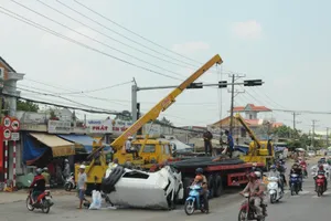 Xe ba gác vượt đèn đỏ khiến đầu xe container... bẹp dúm