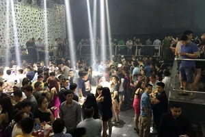 Gần 250 khách chơi nhốn nháo khi cảnh sát ập vào kiểm tra 