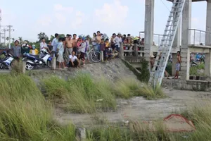 Bất lực nhìn bạn gái rớt xuống sông chết đuối ngay trước mắt