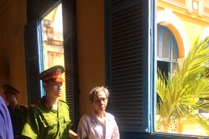 Chở vợ đi mua tranh thêu rồi tiện thể... chôm đồ của bà chủ tiệm