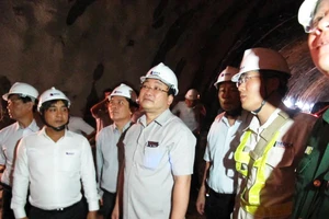 Phó Thủ tướng Hoàng Trung Hải thị sát dự án hầm đèo Cả
