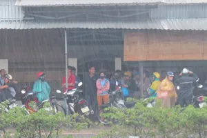 Hàng trăm người trú mưa chứ không chịu rời hiện trường vụ thảm sát