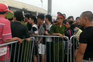 Phe vé lại tung hoành trong ngày bán vé Việt Nam - Man City