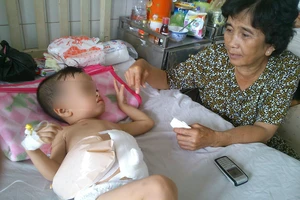 Bé trai 3 tuổi bị người tình của mẹ đạp vỡ đại tràng