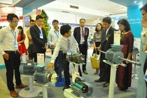 Người dân hào hứng đạp xe phát điện