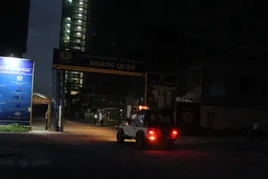 Hai công nhân bị rơi từ tầng 12 xuống đất