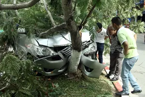 Innova 7 chỗ bẹp dúm sau khi tông gẫy đôi cây trên phố Hà Nội 