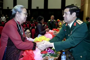 Chùm ảnh: Bộ trưởng Phùng Quang Thanh trong đêm giao lưu 'Khát vọng đoàn tụ'