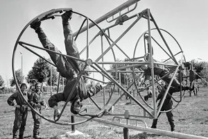 Những bài tập trên không 'dựng tóc gáy' của lính nhảy dù Nga