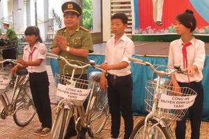 Công an tặng quà cho các học sinh giỏi, sống tốt