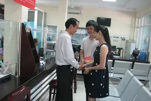 Dân bất ngờ khi được nhận thư chúc mừng của phường