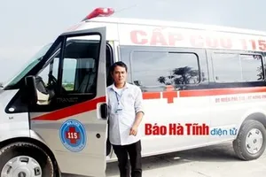 ​Thuê xe cấp cứu 115 đi 'cấp cứu' hồ sơ đại học cho con