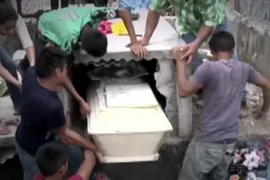 Bị chôn một ngày, cô gái tỉnh dậy đập quan tài kêu cứu...