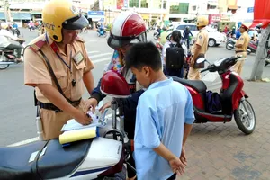 Phụ huynh đi đón con hãy cẩn thận... trước cổng trường