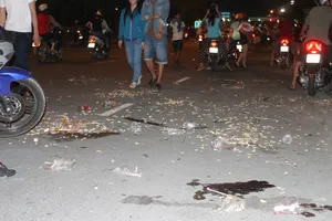 Phố Sài Gòn ngập rác sau màn pháo hoa lung linh