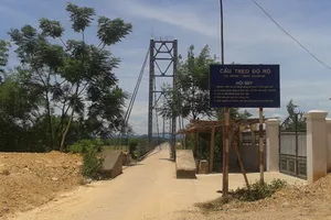 Hàng trăm người truy đuổi tên cướp qua nhiều cây số