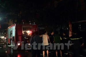 Cháy lớn cạnh trung tâm luyện thi, hơn 10 học sinh mắc kẹt