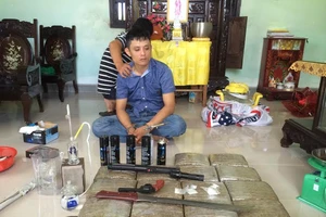 Đại lý ma túy nằm giữa đồng gắn camera cảnh giới bốn xung quanh