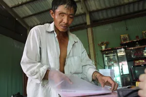 Đang cắt rau ở ruộng thì công an gọi điện báo tổ chức xin lỗi oan