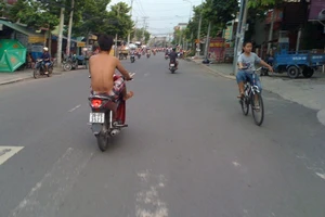 Kiểu chạy xe 'không đụng hàng' của nam thanh niên 