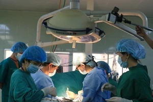 Cảm động hai người con hiến gan cứu hai đấng sinh thành