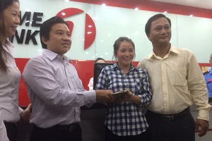 Trao hơn 1 triệu yen cho chị Hồng ve chai