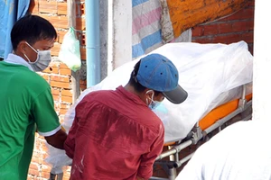 Thi thể cô gái phân hủy trong nhà tắm ở tư thế quỳ