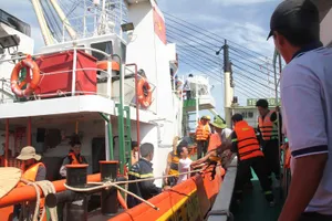 Tung hơn 100 người tìm kiếm nạn nhân vụ chìm tàu Hoàng Phúc 18