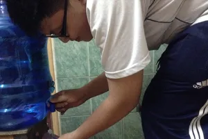 Cúp nước đột xuất, dân kêu trời vì... oải