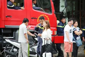 Hàng chục người giải cứu cô gái Hàn định tự tử