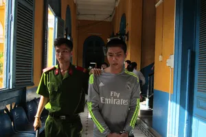 Hiếp dâm bé gái 10 tuổi, bị bắt gặp vẫn cố làm