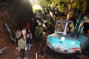 Vụ sập hầm than Hòa Bình: Đào đất cứu người bất kể đêm tối