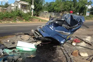 Hai xe tải đấu đầu vỡ nát, tài xế và phụ xe tử nạn