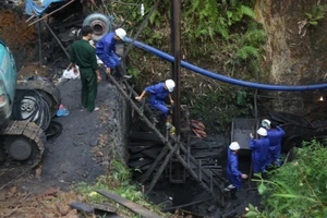 Đưa thi thể một nạn nhân ra ngoài sau 4 ngày kẹt trong lòng đất