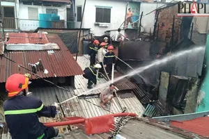 Chùm ảnh: Đang cháy lớn ở trung tâm Sài Gòn