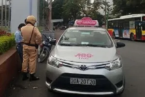 Tài xế taxi giằng co, giật biên bản của CSGT