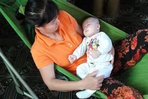 Bé trai sơ sinh bị bỏ rơi trước cửa nhà vợ chồng hiếm muộn