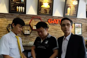 Hai tài xế taxi trả lại 117 triệu đồng cho khách để quên