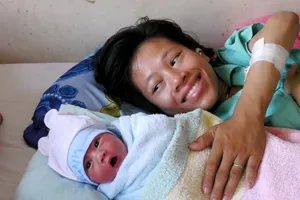 Người mẹ trẻ bị liệt hai chân sinh con trai kháu khỉnh